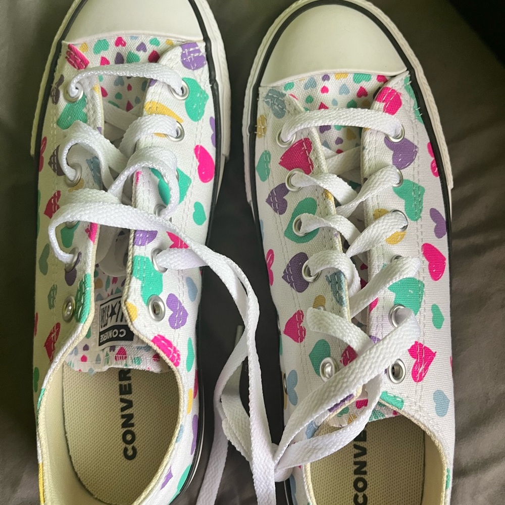 Converse white with hearts